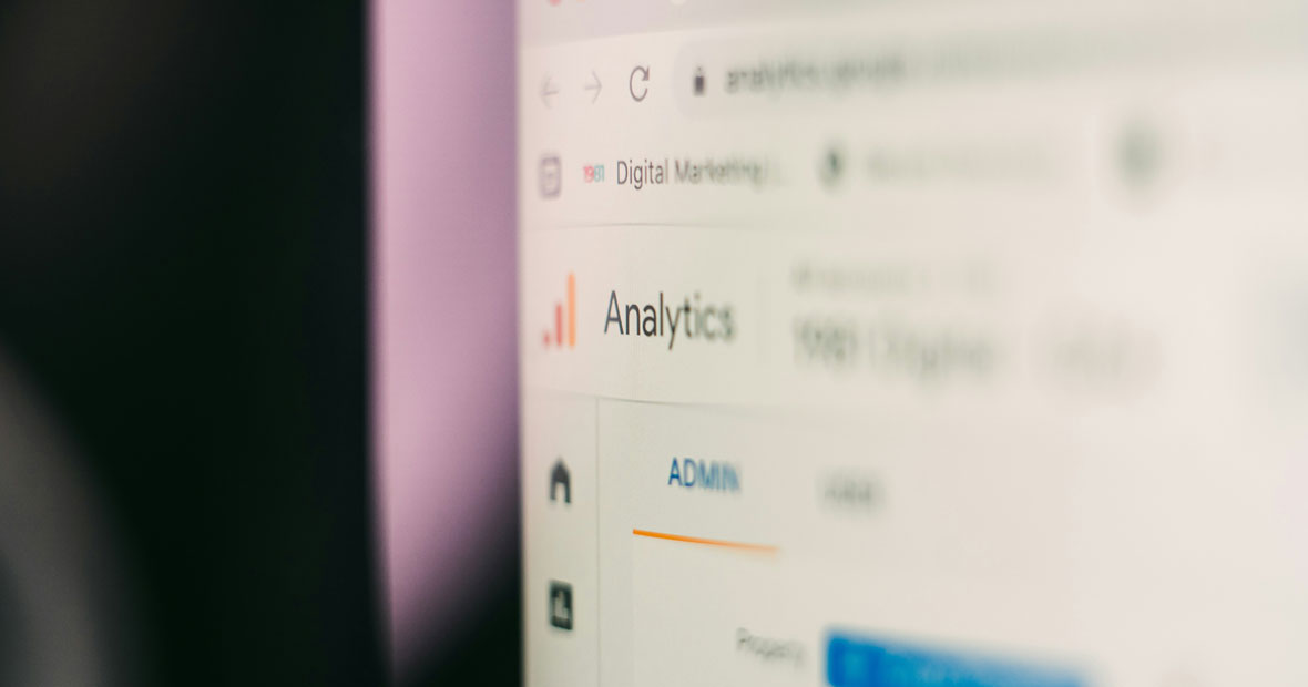 Capture floue de l'écran montrant l'interface Google Analytics avec onglet Admin.